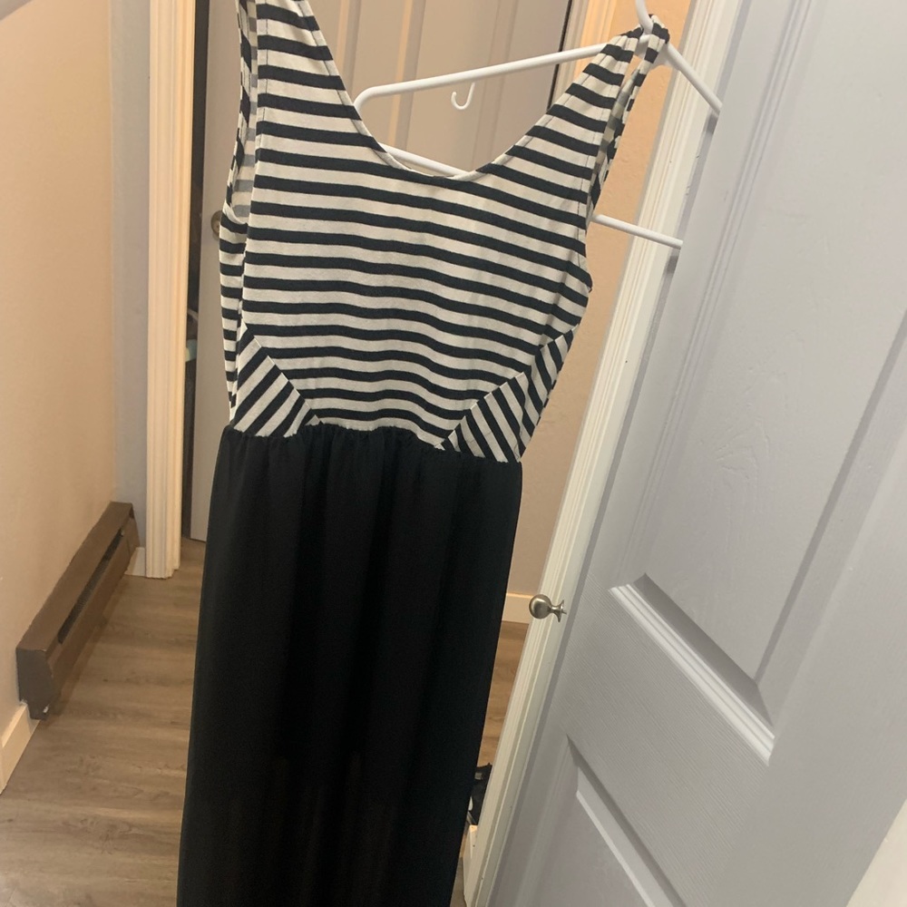 MAXI dress, length goes to the floor. DVIDED brand from H&M